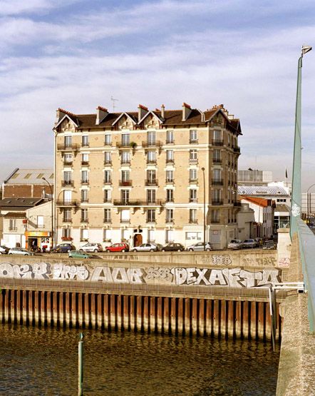 Ivry-sur-Seine, immeuble à logements, 2 quai Henri-Pourchasse. Vue de l'immeuble depuis le pont d'Ivry.