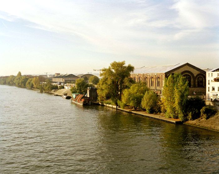 Ivry-sur-Seine, station de pompage dite usine élévatrice des eaux de la Ville de Paris, actuellement dépôt des oeuvres d'art de la Ville de Paris. Vue rapprochée de la façade donnant sur la Seine, depuis la rive d'Alfortville.