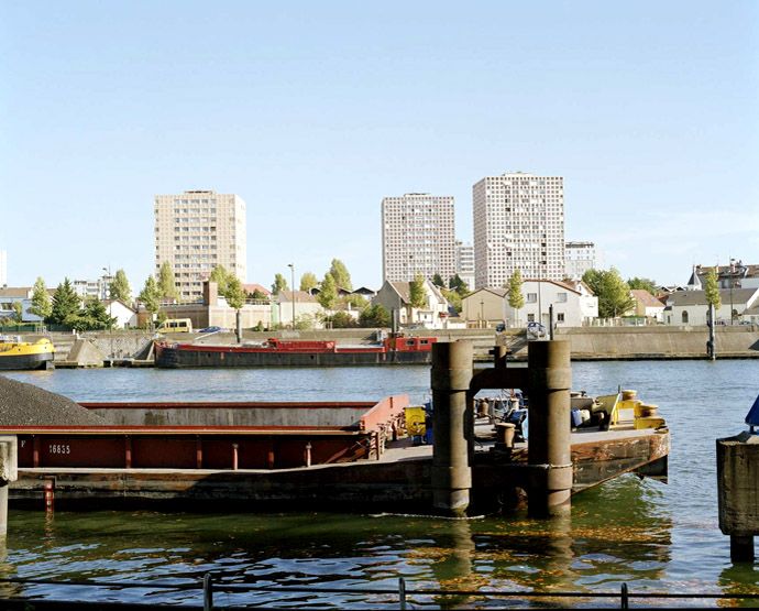 Alfortville. Vue d'ensemble du port au loin. Au premier plan, amarrage d'une barge.