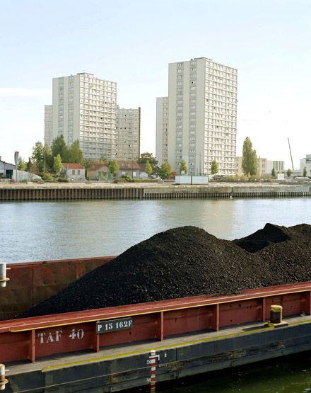 Alfortville. Vue d'ensemble du quai du port. Au premier plan, amarrage d'une barge de charbon.