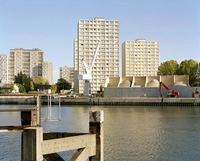 Alfortville. Vue rapprochée du quai de déchargement et des silos de stockage.