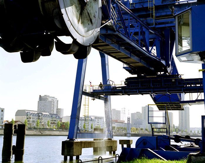 Vitry-sur-Seine. Vue de la roue pelle déchargeant le charbon alimentant la centrale de Vitry. Au loin, les tours d'Alfortville.