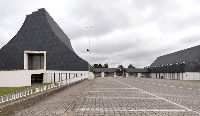 Vue générale du portique d'entrée. A gauche, l'aire de cérémonie dont le funérarium, au rez-de-chaussée, est devenu le crématorium. A droite, le bâtiment de la conservation.