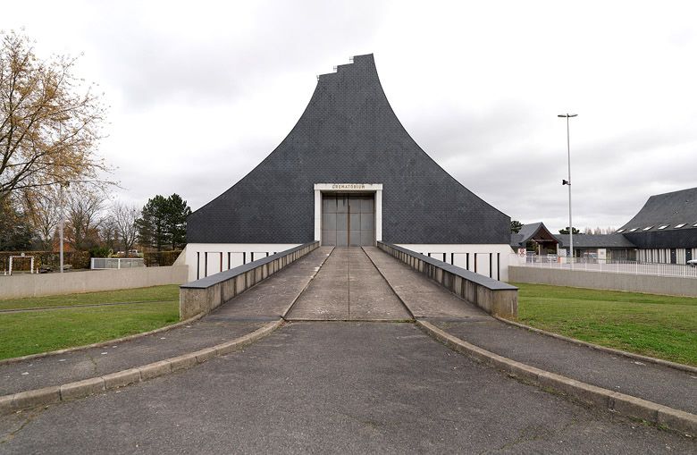 Vue dans l'axe de la rampe d'accès pour les véhicules à la salle de cérémonie au premier niveau.
