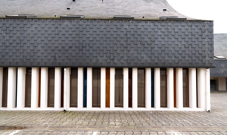 Détail d'élévation du bâtiment de la conservation. Une alternance de piliers de béton et de remplissage vitrés de différentes couleurs remplacent le mur traditionnel, autre référence implicite à l'architecture religieuse.