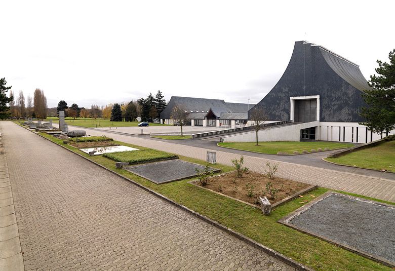 Vue actuelle d'ensemble de la sculpture. Au premier plan, les bassins de « L'en-deça inconnu ». On peut noter que pour nombre d'entre eux, du gravier ou des plantations ont remplacé les miroirs d'eau originaux.