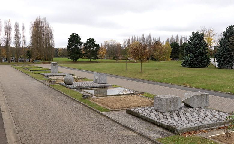Vue actuelle de la fin de l'ensemble sculpté. Au premier plan à droite, « la rencontre », puis la « conscience de l'âge mûr », la « fenêtre vers la mort », enfin les derniers bassins de « l'au-delà inconnu ».
