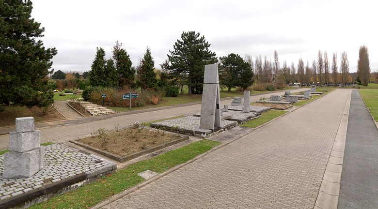 Vue actuelle d'une partie de la sculpture. Au premier plan à gauche, « les cubes de l'enfance », puis au centre « la porte de la connaissance de soi », à droite on aperçoit le « siège de l'âge adulte, « les marches de la connaissance du monde », « la rencontre », etc.