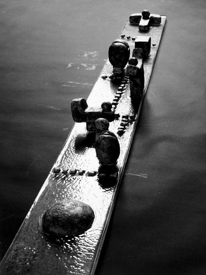 Maquette du premier projet, réalisée par Székely. Les éléments de granit émergeant de la surface miroir du bassin, comme les pas à la japonaise sont parfaitement visibles.