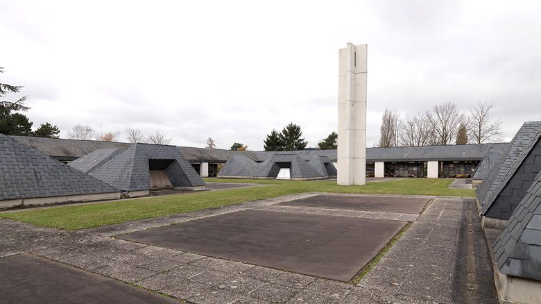 Vue d'ensemble de l'espace du colombarium et des fosses de l'ossuaire.