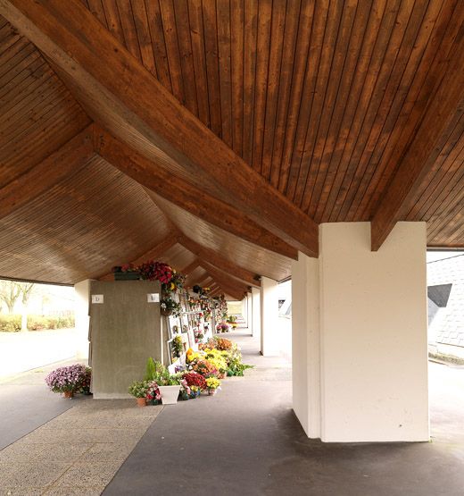 Détail de la sous-face lambrissée de la toiture d'un portique du colombarium.