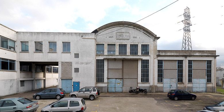 Valenton, usine Alkan, rue du 8 Mai 1945. Vue rapprochée d'une façade de la centrale.