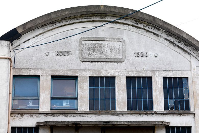 Valenton, usine Alkan, rue du 8 Mai 1945. Détail de l'élévation de la centrale portant la date "août 1930".