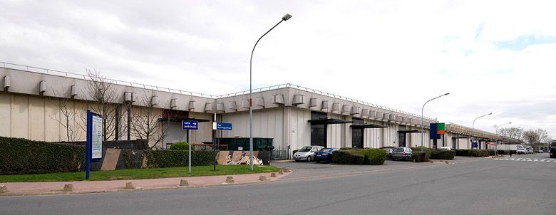 Rungis, ensemble industriel et commercial dite zone SILIC. Alignement homogène des bâtiments le long d'une des rues principales de cette cité industrielle. La totalité des bâtiments sont constitués à partir d'une même trame carrée, structure béton et toiture terrasse.