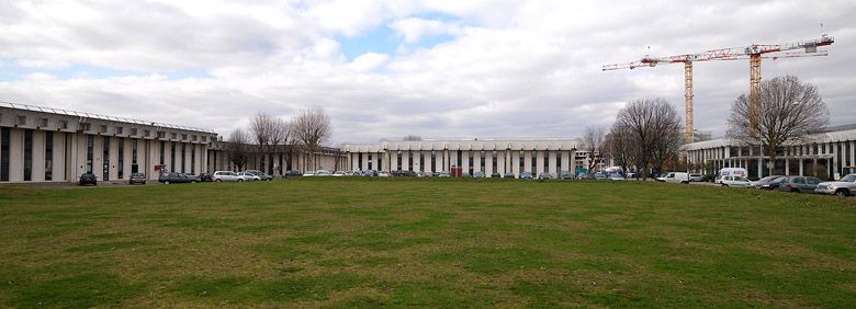 Rungis, ensemble industriel et commercial dite zone SILIC. Parties vitrées des bâtiments donnant sur des espaces verts.