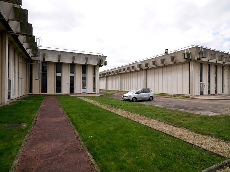 Rungis, ensemble industriel et commercial dite zone SILIC. Coexistence de bâtiments vitrés pour les bureaux et fermés pour les locaux de stockage.