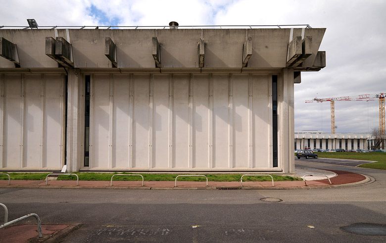 Rungis, ensemble industriel et commercial dite zone SILIC. Vue rapprochée de la structure béton et de la toiture terrasse composée d'éléments préfabriqués.