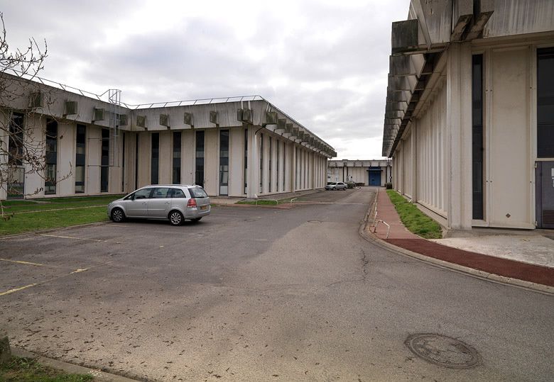 Rungis, ensemble industriel et commercial dite zone SILIC. Bâtiments mixtes bordant une rue secondaire.