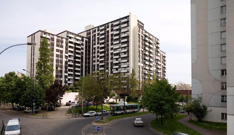 Choisy-le-Roi, secteur urbain concerté dit dalle du centre-ville. L'ensemble de logements Les rives de la Seine.