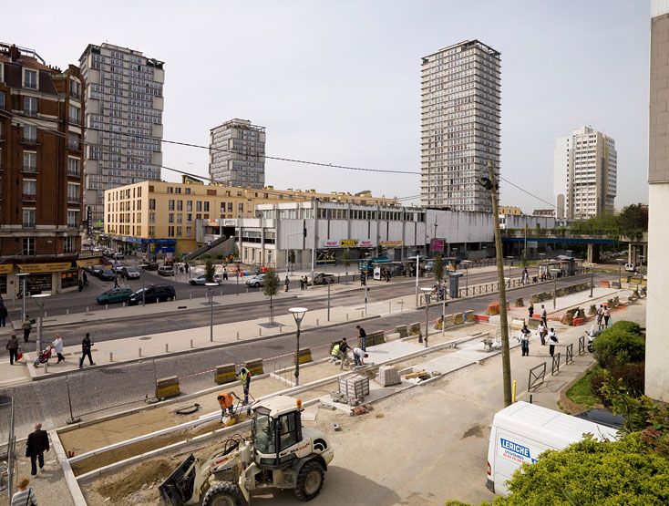 Choisy-le-Roi, secteur urbain concerté dit dalle du centre-ville. Vue sur la D86 depuis la dalle.