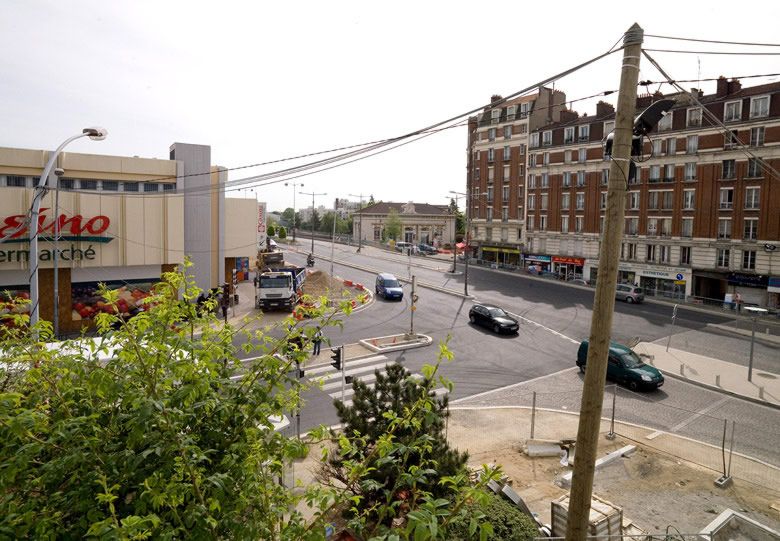 Choisy-le-Roi, secteur urbain concerté dit dalle du centre-ville. Vue sur le pont de Choisy depuis la dalle.