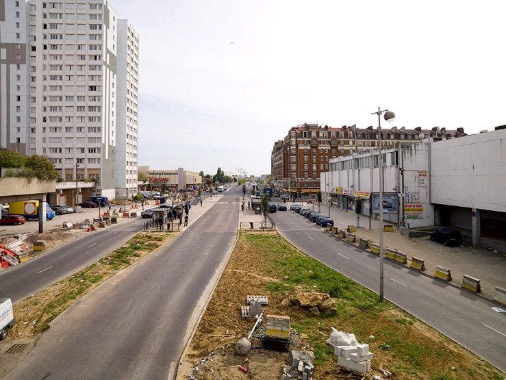 Choisy-le-Roi, secteur urbain concerté dit dalle du centre-ville. La D86 au centre de la dalle.