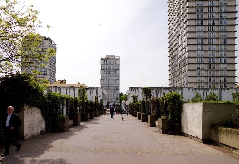 Choisy-le-Roi, secteur urbain concerté dit dalle du centre-ville. Vue des tours de la dalle, depuis l'un des cheminements.