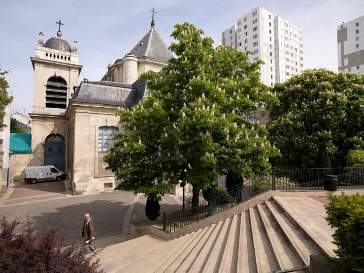 Choisy-le-Roi, secteur urbain concerté dit dalle du centre-ville. Vue sur l'église Saint-Louis depuis la dalle.