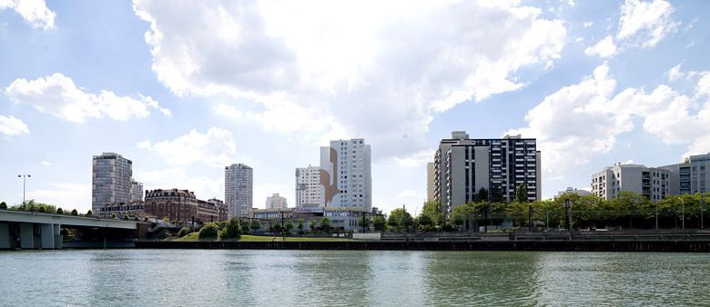 Choisy-le-Roi, secteur urbain concerté dit dalle du centre-ville. Vue d'ensemble depuis la rive droite de Choisy.