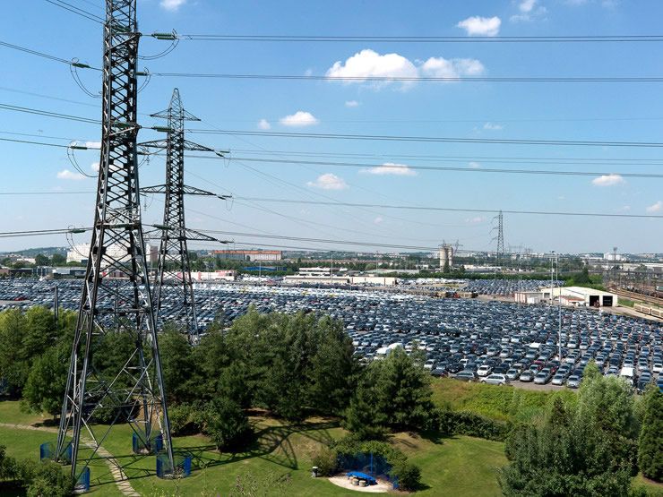 Valenton, usine de transports d'automobiles. Depuis la butte de la Plage bleue, vue vers les 33 hectares du parc de voitures de la société Valtrans (filiale de STVA société de transports de véhicules automobiles).