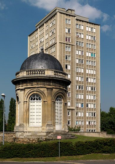 Valenton, château de Valenton. Vue prise en 2008. Au premier plan, le pavillon du château. A l'arrière-plan, une des tours de la cité expérimentale de Solotareff à Villeneuve-Saint-Georges.