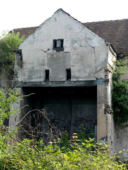 Valenton, château de Valenton. La ferme du château, à l'abandon. Détail de la façade en 2008.