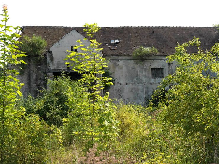 Valenton, château de Valenton. La ferme du château, à l'abandon. Photographie prise en 2008.