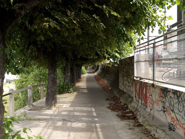 Villeneuve-Saint-Georges . Chemin piétonnier entre la Seine et les voies de chemin de fer.