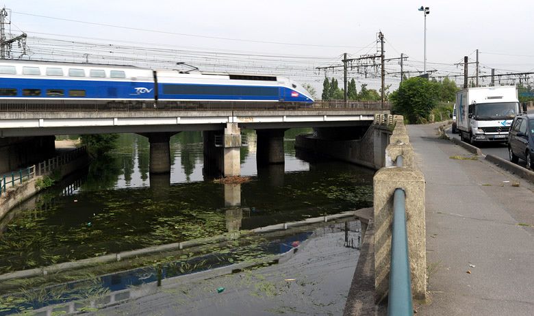 Villeneuve-Saint-Georges . Pont ferroviaire sur l'Yerres. Vue d'ensemble depuis le pont routier.