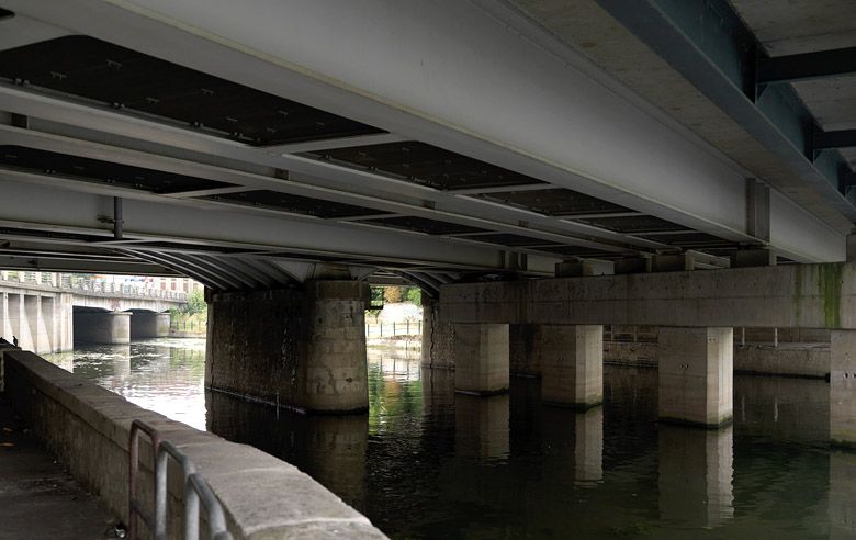 Villeneuve-Saint-Georges . Pont ferroviaire sur l'Yerres. La sous-face du pont, dans son élargissement moderne.