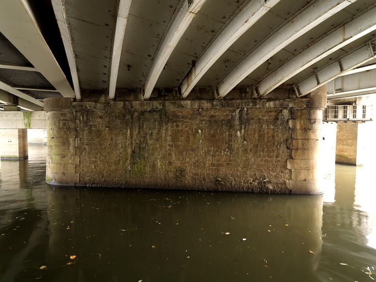 Villeneuve-Saint-Georges . Pont ferroviaire sur l'Yerres. La sous-face du pont, dans son partie ancienne.