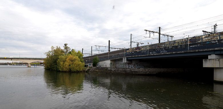 Villeneuve-Saint-Georges . Pont ferroviaire sur l'Yerres. Vue d'ensemble depuis le quai de l'Yerres.