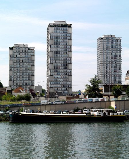 Choisy-le-Roi, secteur urbain concerté dit dalle du centre-ville. Les tours de la dalle, vues depuis la rive droite de la Seine.