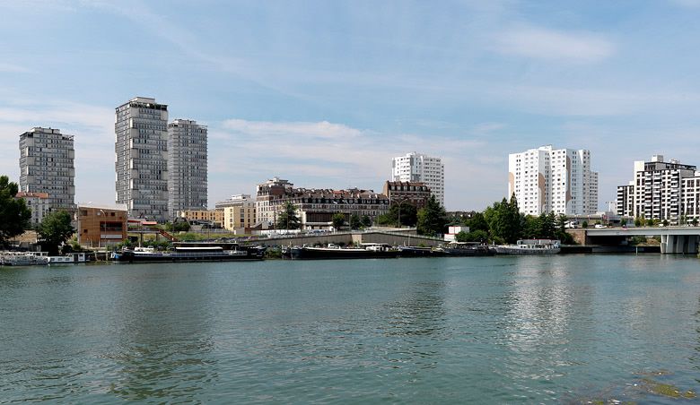 Choisy-le-Roi, secteur urbain concerté dit dalle du centre-ville. Au premier plan, le port.