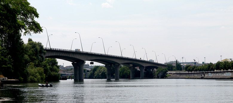 Choisy-le-Roi, Alfortville, Vitry-sur-Seine. Pont de Choisy de l'A86. Vue d'ensemble depuis la rive d'Alfortville.