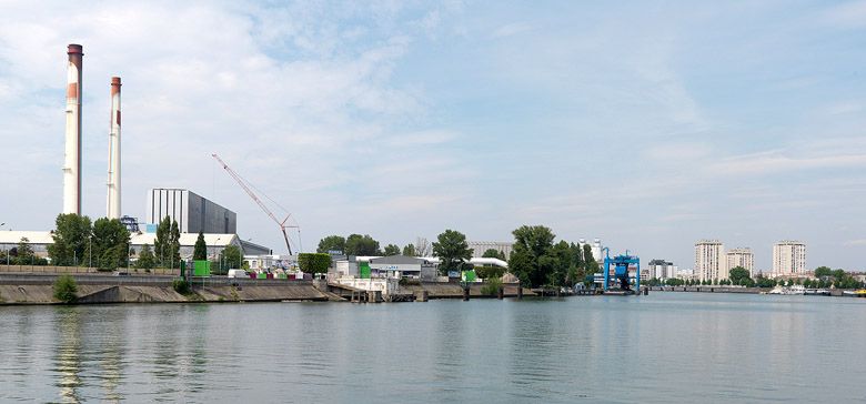 Vitry-sur-Seine, paysage. La Seine, au premier plan l'ensemble de la centrale thermique.