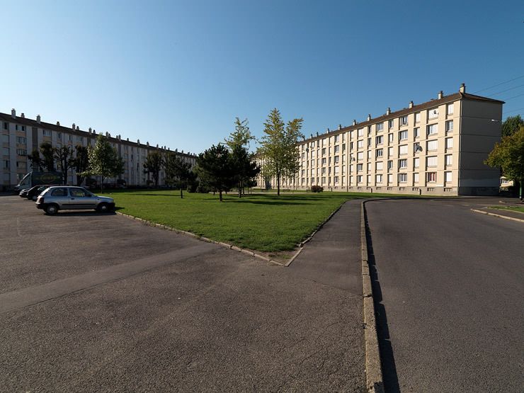 Villeneuve-Saint-Georges, cité dite cité Henri Sellier, rue Thimonnier, rue de Paris, avenue Winston-Churchill. Vue de l'ensemble des immeubles entourant le jardin central.