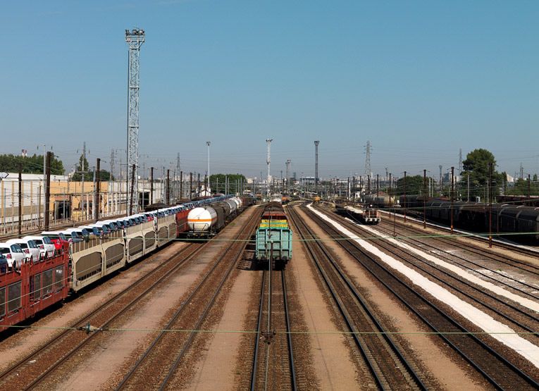 Villeneuve-Saint-Georges. Vue des voies depuis la passerelle piétonne., à gauche les ateliers.