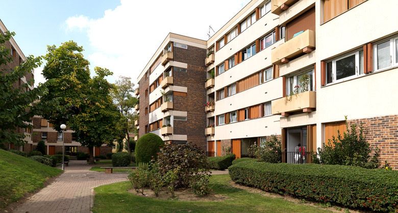 Villeneuve-Saint-Georges, cité dite résidence du Bois Matar, 69-83 avenue du Président-Kennedy. Vue d'ensemble des bâtiments et du jardin.