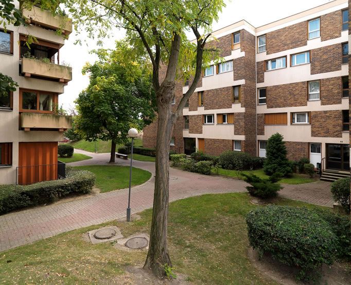 Villeneuve-Saint-Georges, cité dite résidence du Bois Matar, 69-83 avenue du Président-Kennedy. Vue du jardin.