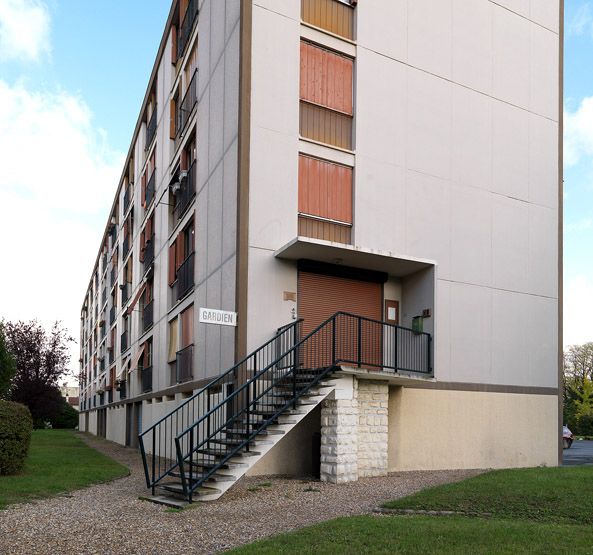 Ablon-sur-Seine, cité dite résidence du Val d'Ablon, rue Alexandre-Ribot, rue Albert-Larmé. Vue de l'entrée.