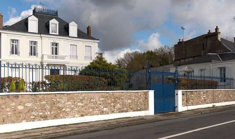 Ablon-sur-Seine, demeure, Baronnie 17 quai de la Baronnie. Façade sur rue avec portail en ferronnerie.