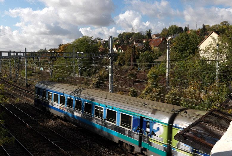 Ablon-sur-Seine. Vue des voies de chemin de fer et du coteau depuis le pont de la route de Longumeau.