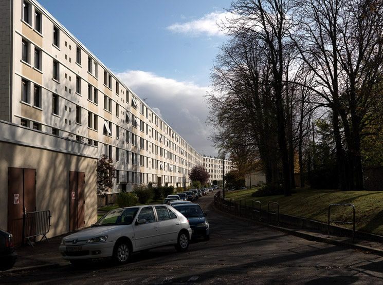 Ablon-sur-Seine, cité dite résidence du Château, allée des Tamaris, avenue de l' Europe, allée du Bois. Vue de la façade sur le parc.